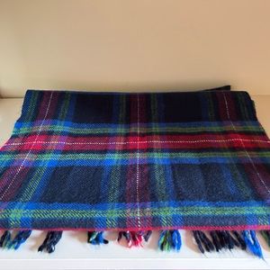 Hollister plaid scarf, no pulls